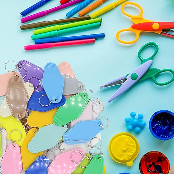 LOTMER 40 PCS Hotel Keychain Blank with Key Rings, 20 Colors Plastic Rhombus Motel Keychain for DIY Keychain and Luggage Tag